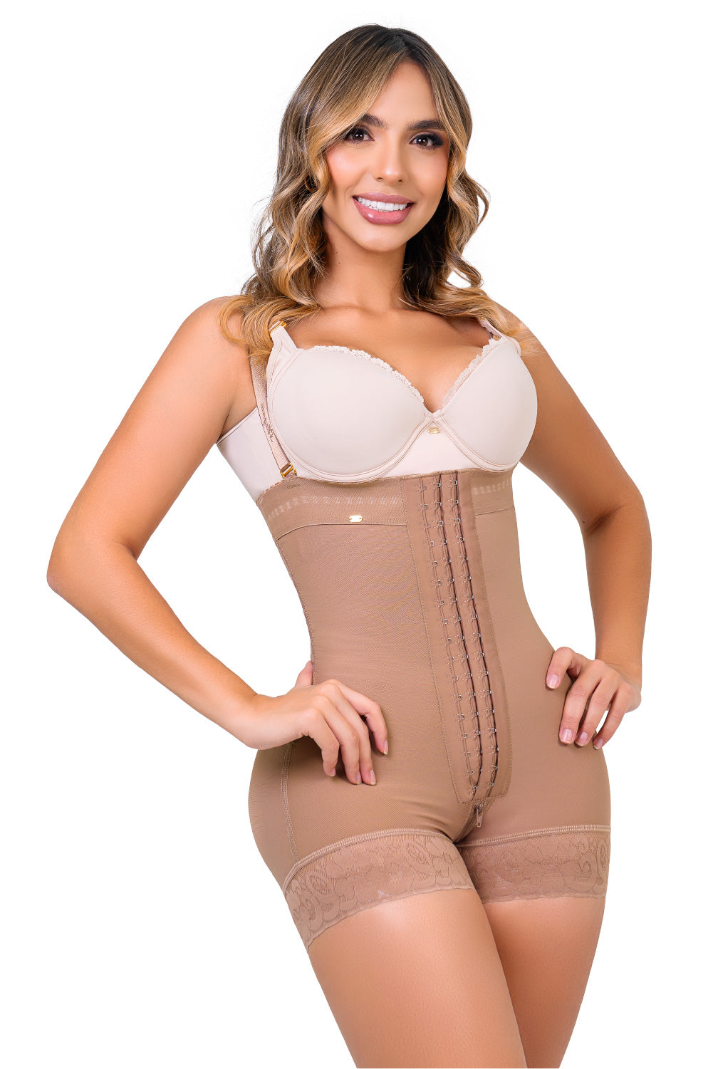 - Faja SMI7137 corta strapless con efecto lifting y 3 niveles de ajuste
- Detalle del soporte lateral y broches progresivos de la faja SMI7137
- Vista posterior con diseño Ultrainvisible y panty de regalo incluido
