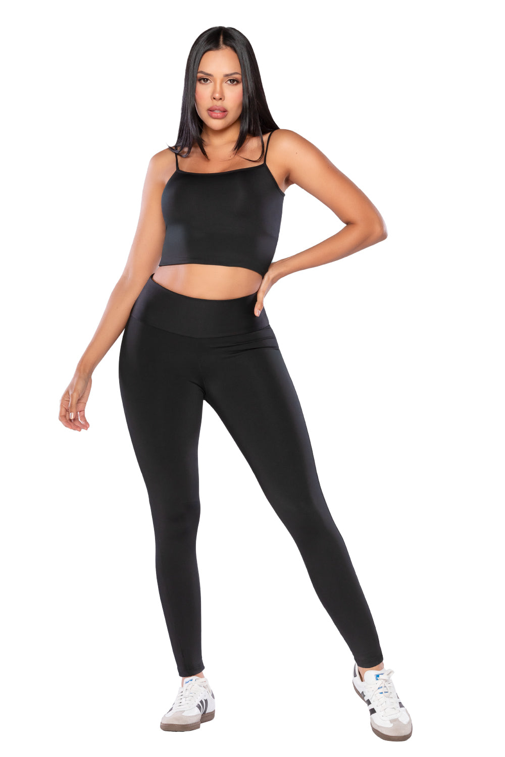 '- Leggings SMI0079 ESSENTIALS con faja interna y efecto lifting
- Vista lateral con tiro alto y tecnología Ultrainvisible
- Detalle posterior con levantamiento natural y pretina moldeadora