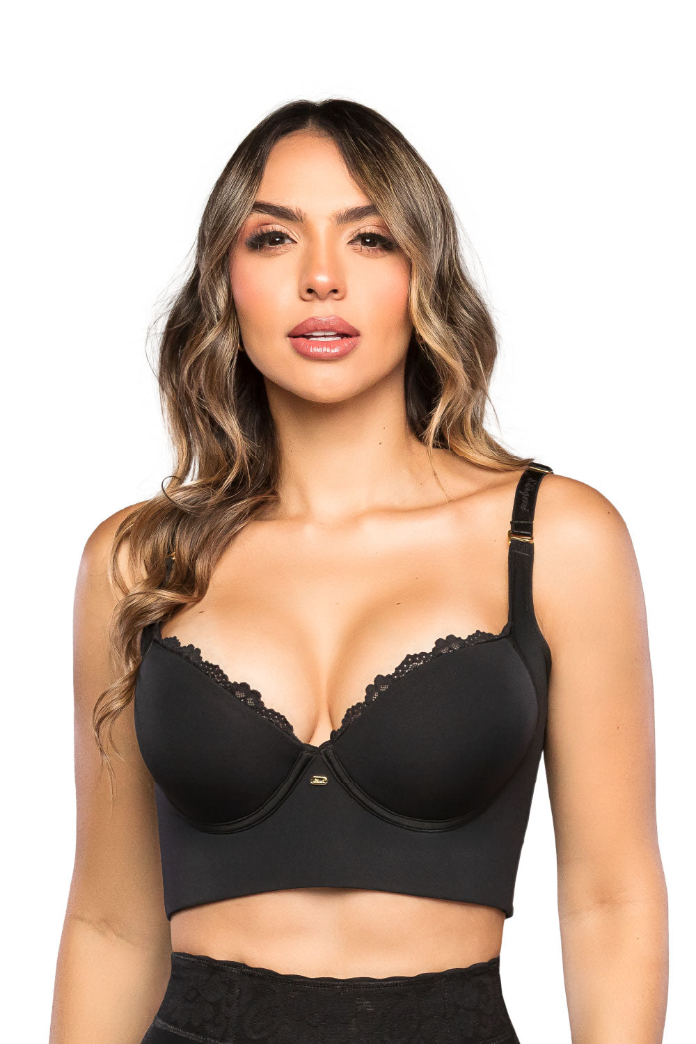 '- Brasier negro SMI03050 con encaje en escote y control de espalda
- Vista frontal de brasier liso con copas completas
- Tirantes anchos ajustables y broche trasero con niveles