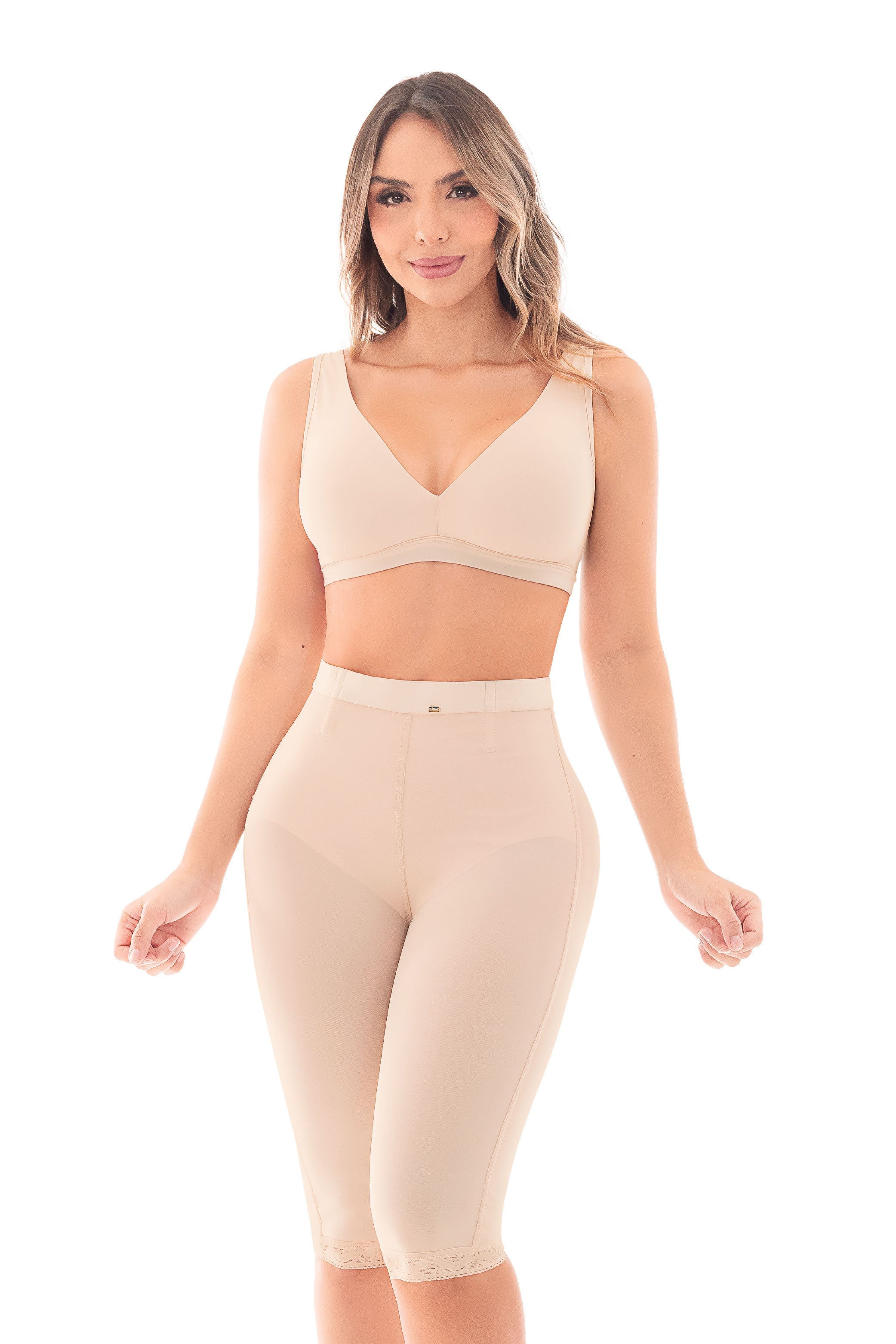 '- Panty largo SMI04002 Ultrainvisible con realce natural
- Vista posterior del panty SMI04002 sin costuras en glúteos
- Detalle de encaje en piernas y control de muslos del panty SMI04002