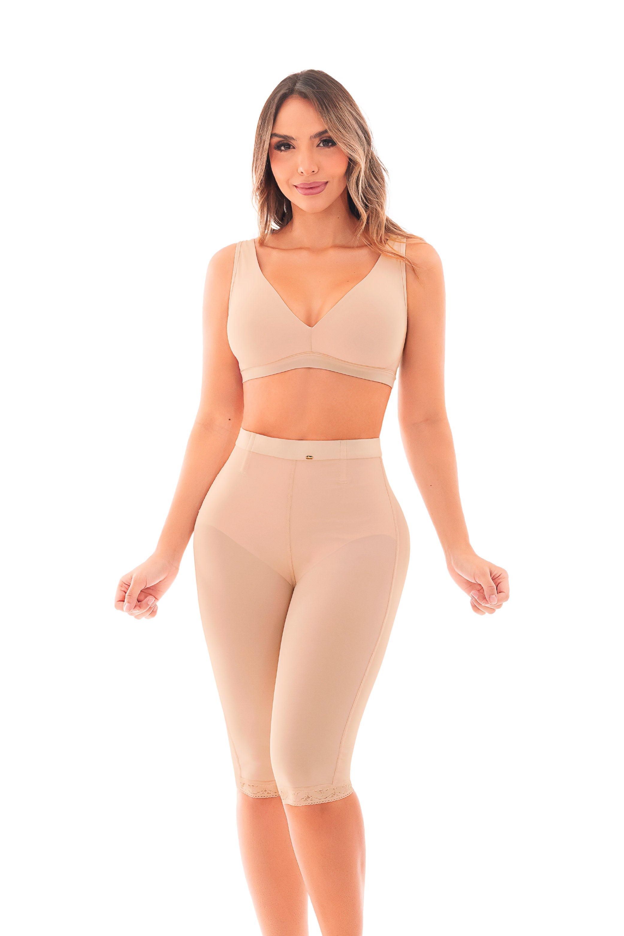 '- Panty moldeador largo SMI04002 con control progresivo
- Detalle de encaje siliconado en piernas del panty SMI04002
- Vista posterior sin costuras visibles del panty REFINADA