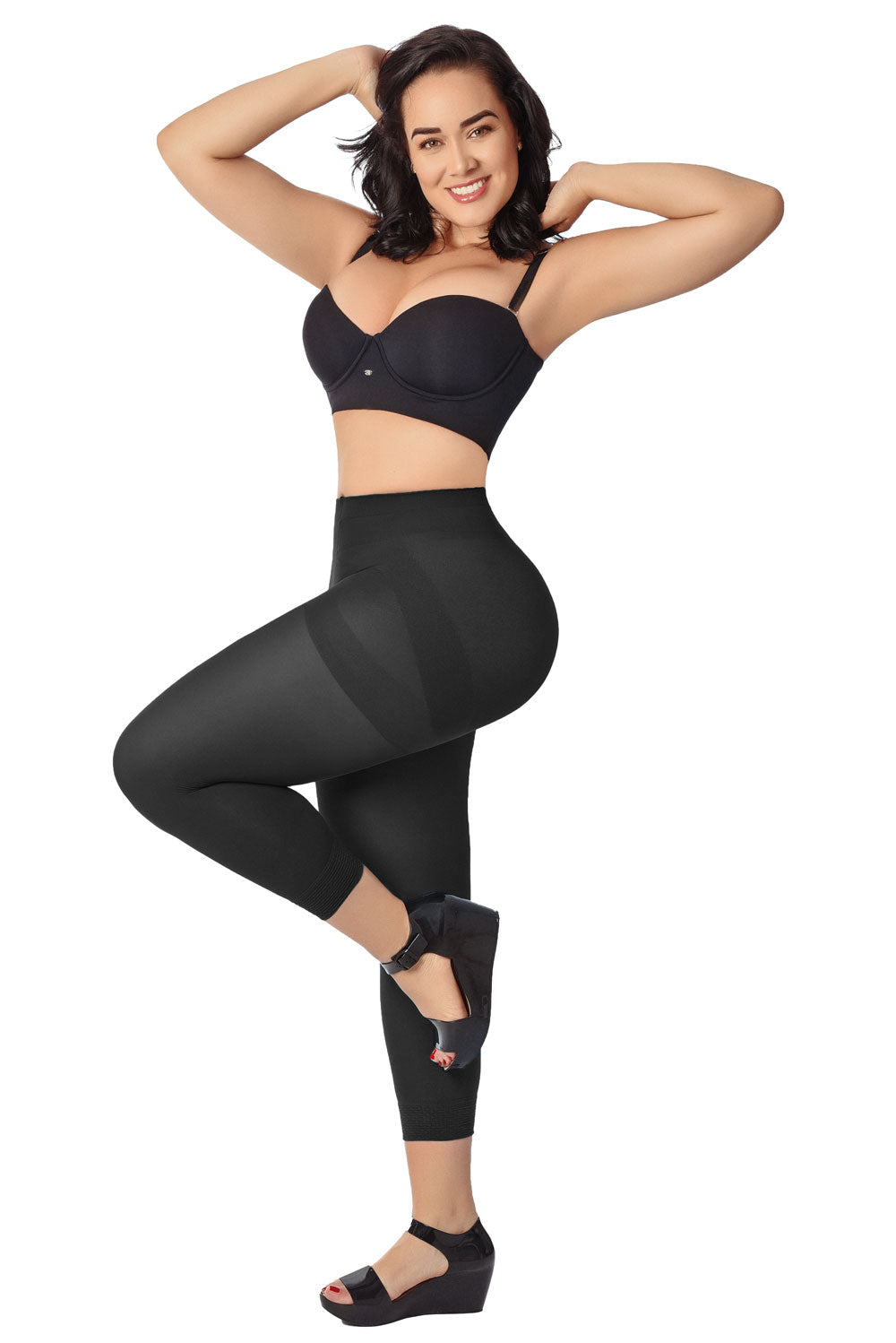 panty medias de corte tipo legging, perfectas para un estilo casual y sofisticado. Su diseño suave y ligero se ajusta cómodamente a tus piernas, brindándote libertad y elegancia todo el día. Favorecen tu figura con delicadeza.
Moderno y versátil, hasta el tobillo. color negro