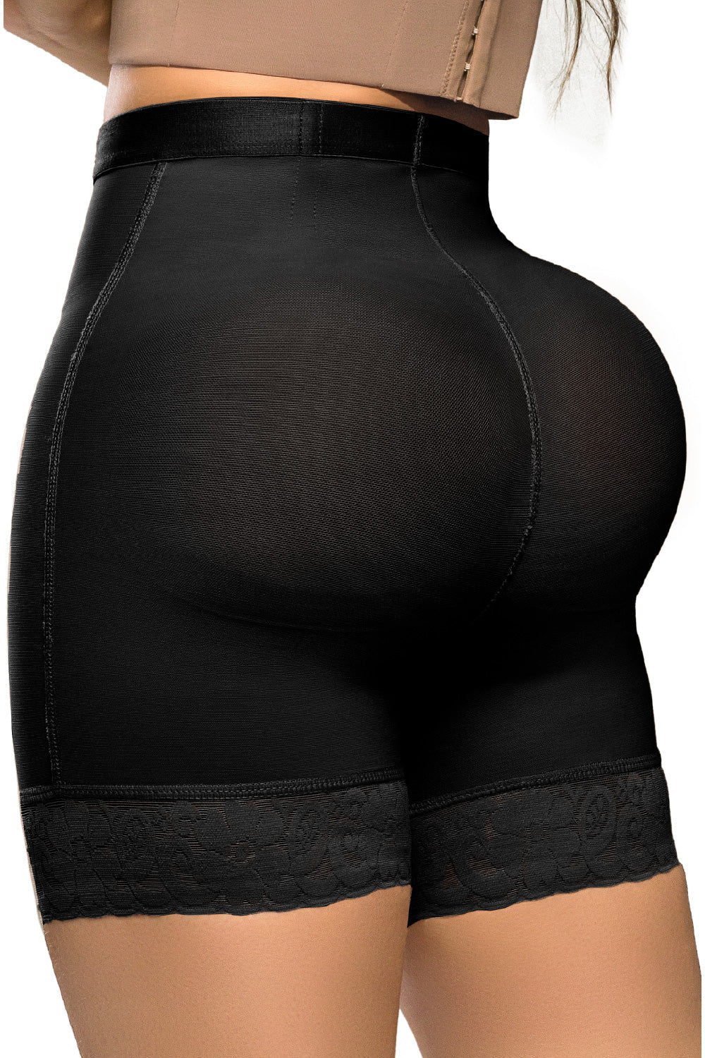 '- Panty SMI04024 Ultrainvisible con triple realce y talle medio
- Vista posterior del panty moldeador media pierna SMI04024
- Detalle de encaje en piernas y compresión abdominal del SMI04024