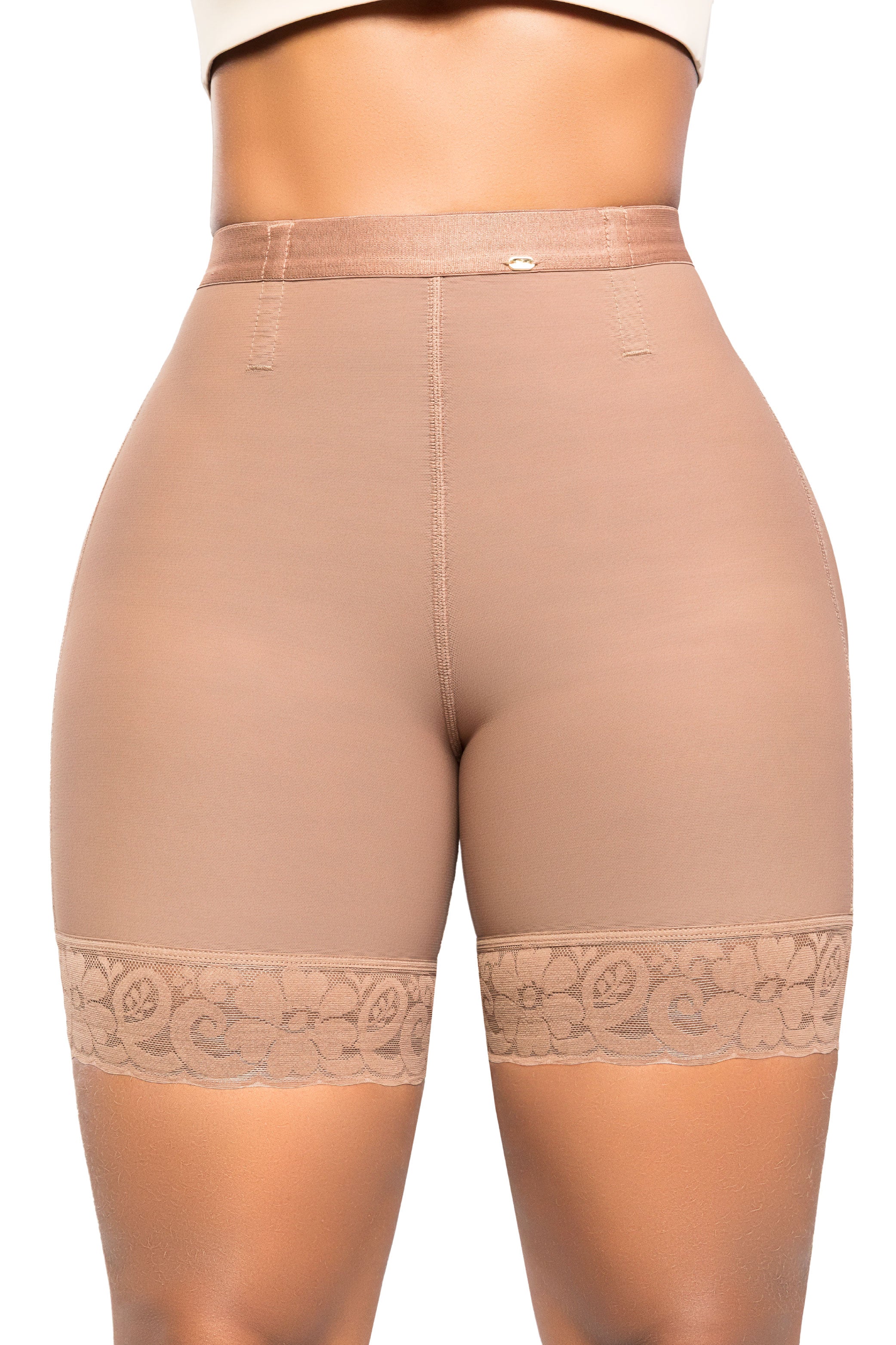 Panty ultrainvisible media pierna con encaje siliconado, ajuste natural y realce perfecto.