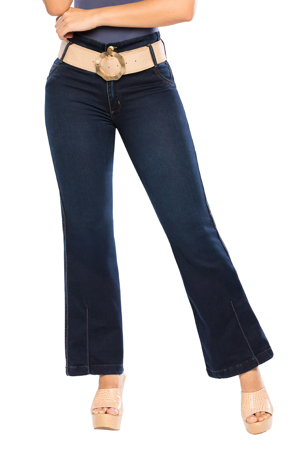 Jean push up colombiano bootcut azul oscuro con pretina beige ancha y realce de glúteos natural