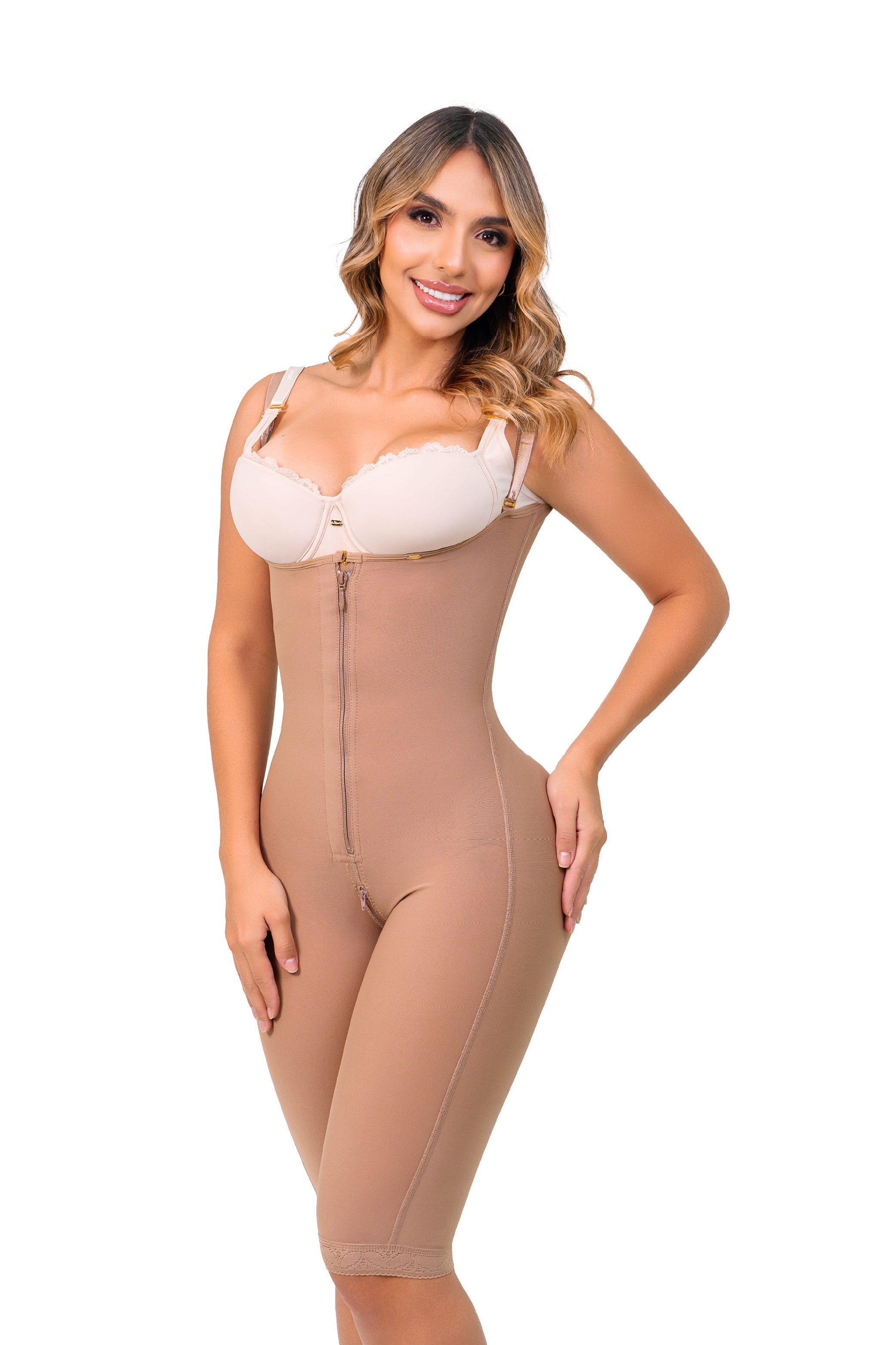 '- Faja SMI7087 LA GLAMUROSA hasta la rodilla con soporte lateral removible
- Vista frontal con cierre y detalle de broches internos
- Parte posterior con efecto lifting y encaje siliconado