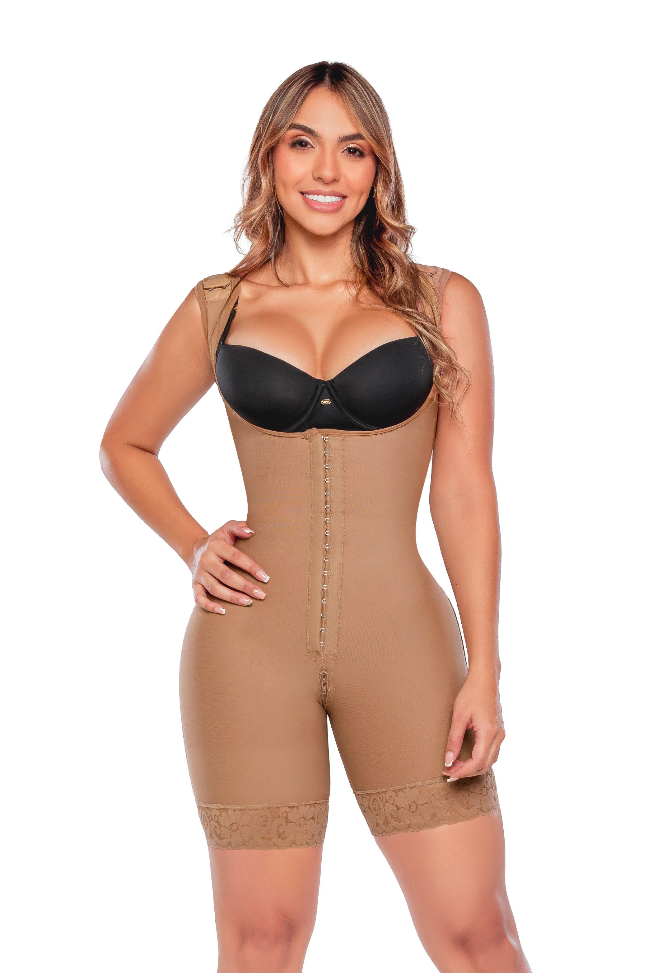 '- Faja SMI7131 LA DIOSA media pierna con triple efecto lifting
- Vista lateral con compresión abdominal y estructura progresiva
- Detalle de diseño sin costuras y panty invisible incluido