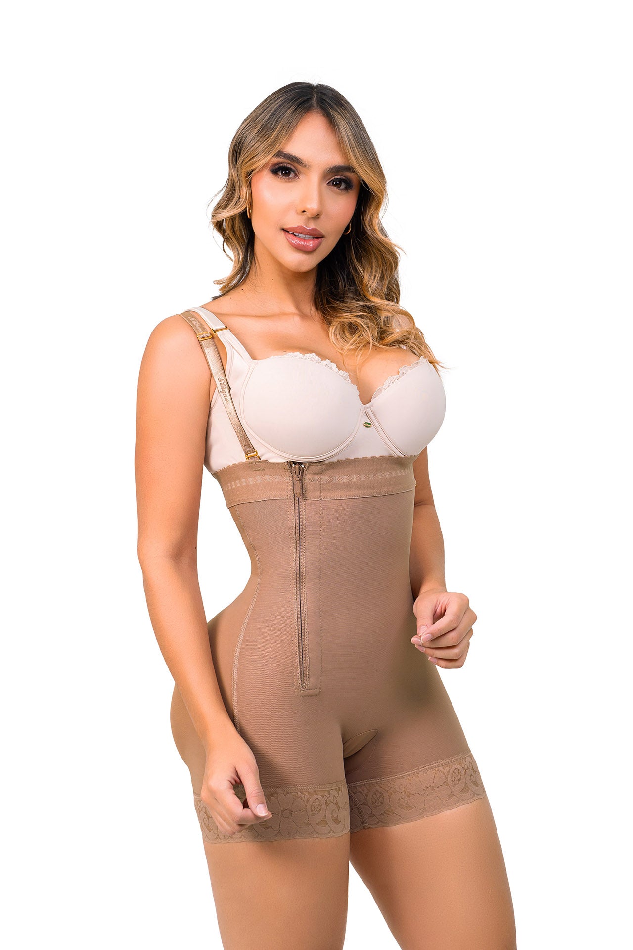 '- Faja corta SMI7136 ENCANTO strapless con cierre lateral
- Vista lateral de compresión abdominal y diseño postparto
- Detalle de estructura invisible con tanga de regalo incluida