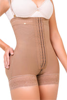 - Faja SMI7137 corta strapless con efecto lifting y 3 niveles de ajuste
- Detalle del soporte lateral y broches progresivos de la faja SMI7137
- Vista posterior con diseño Ultrainvisible y panty de regalo incluido