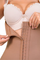 - Faja SMI7137 corta strapless con efecto lifting y 3 niveles de ajuste
- Detalle del soporte lateral y broches progresivos de la faja SMI7137
- Vista posterior con diseño Ultrainvisible y panty de regalo incluido