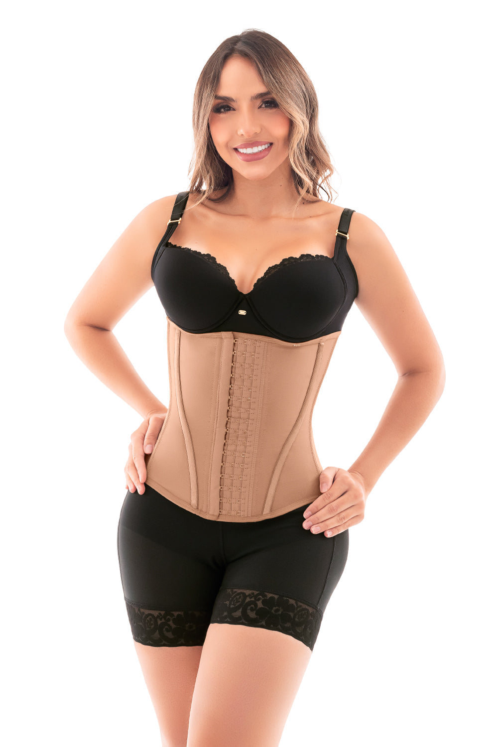 '- Cinturilla SMI2027 con efecto reloj de arena y ajuste de 4 niveles
- Vista frontal de cinturilla moldeadora con doble refuerzo y varillas
- Detalle de placa decorativa y costuras reforzadas en la SMI2027
