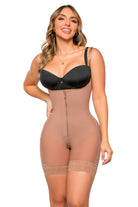 Faja moldeadora La Esbelta en color negro, con tela Ultrainvisible y ajuste ergonómico que estiliza la figura sin marcarse en la ropa.