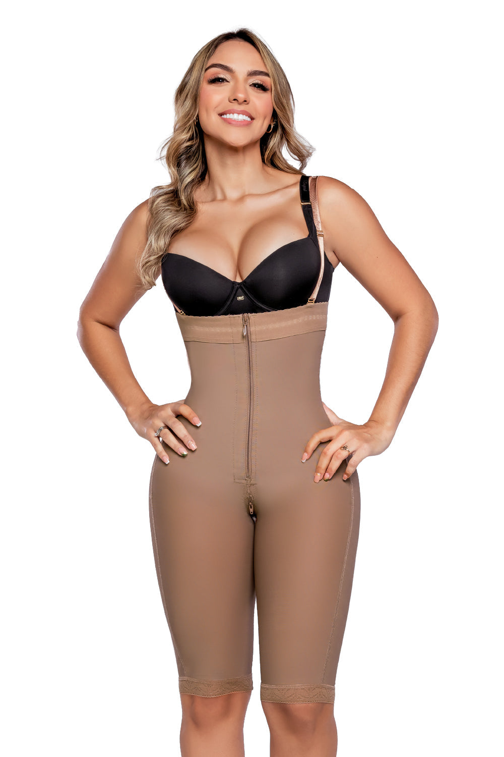 '- Faja SMI7108 SECRETO hasta la rodilla sin tirantes con efecto lifting
- Detalle del cierre frontal y sistema perineal en la faja SECRETO
- Vista posterior sin costuras y panty invisible incluido
