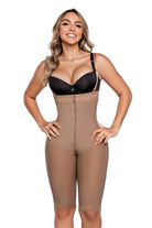 '- Faja SMI7108 SECRETO hasta la rodilla sin tirantes con efecto lifting
- Detalle del cierre frontal y sistema perineal en la faja SECRETO
- Vista posterior sin costuras y panty invisible incluido
