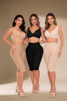 '- Panty moldeador largo SMI04002 con control progresivo
- Detalle de encaje siliconado en piernas del panty SMI04002
- Vista posterior sin costuras visibles del panty REFINADA