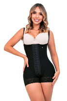 - Faja SMI7137 corta strapless con efecto lifting y 3 niveles de ajuste
- Detalle del soporte lateral y broches progresivos de la faja SMI7137
- Vista posterior con diseño Ultrainvisible y panty de regalo incluido