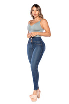 jean skinny con levanta cola, jean con cintura alta que moldea, pantalón que realza glúteos, jean con botones y bolsillos cómodos, jean con pretina en forma de corazón, jean que ajusta sin apretar