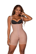 '- Faja SMI7143 LA VOLUPTUOSA media pierna con efecto lipo y triple lifting
- Detalle frontal con broches y estructura con varillas de moldeo
- Vista posterior sin costuras y panty incluido
