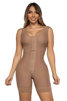 Faja efecto lipo con BRA moldeador, varillas de compresión, triple realce de glúteos y cobertura total. Con tela Powernet-Lycra, vitamina E, cierre perineal amplio y broches ajustables en color COCOA.