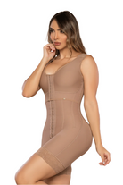 Faja efecto lipo con BRA moldeador, varillas de compresión, triple realce de glúteos y cobertura total. Con tela Powernet-Lycra, vitamina E, cierre perineal amplio y broches ajustables en color COCOA.
