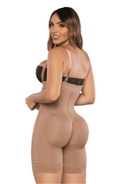 Faja strapless con efecto lipo y ultra compresión, diseñada para moldear y resaltar curvas. Con tirantes removibles, triple realce de glúteos, cierre perineal amplio y tejido Powernet-Lycra enriquecido con vitamina E, ofrece comodidad y estilo en color COCOCA.