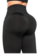 '- Legging SMI0092 negro con faja interna y bota campana
- Vista posterior con pretina en forma de corazón
- Legging moldeador de tiro alto con efecto lifting invisible
