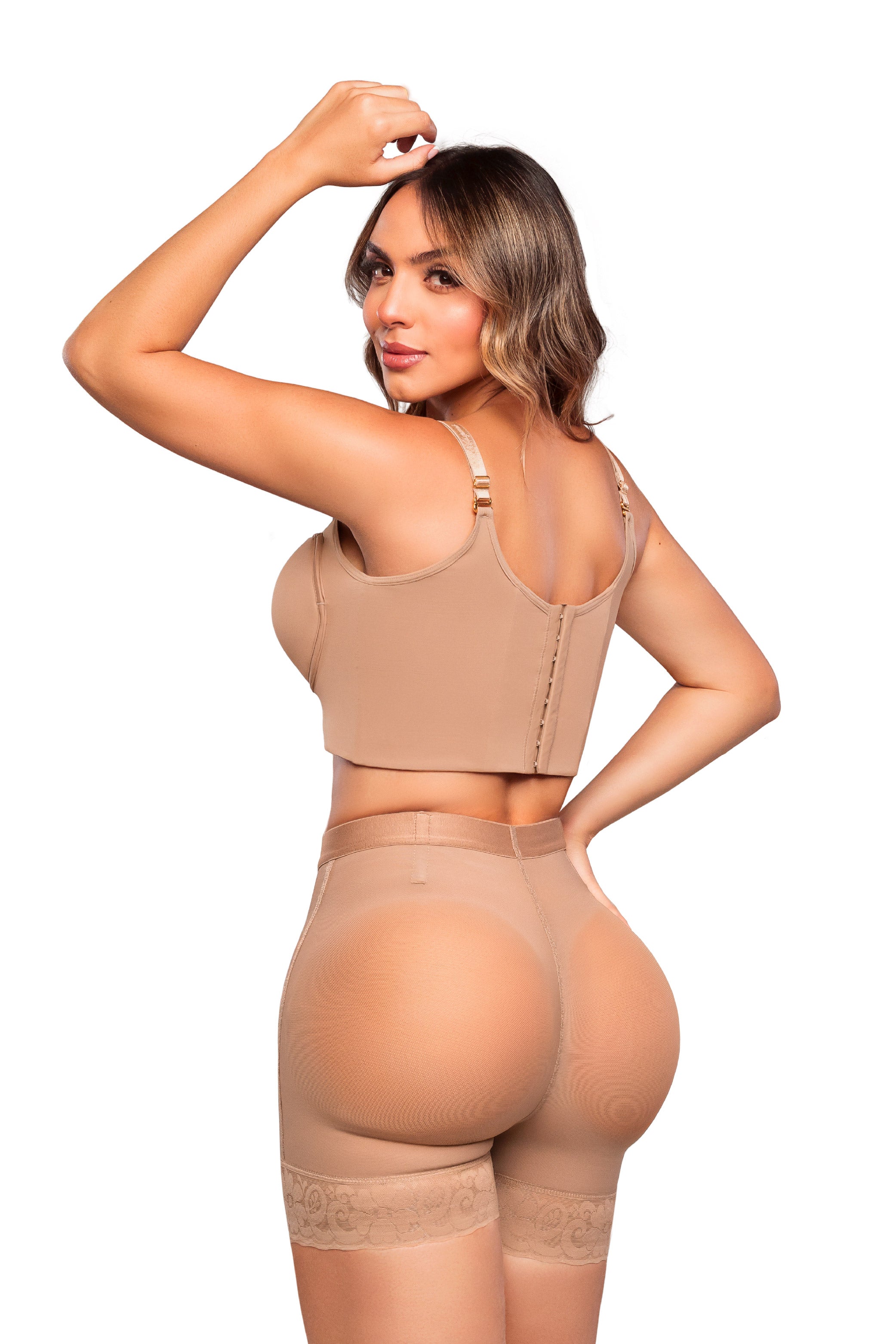 Panty ultrainvisible con encaje, triple realce en glúteos y control bajo disponible en varios tonos
