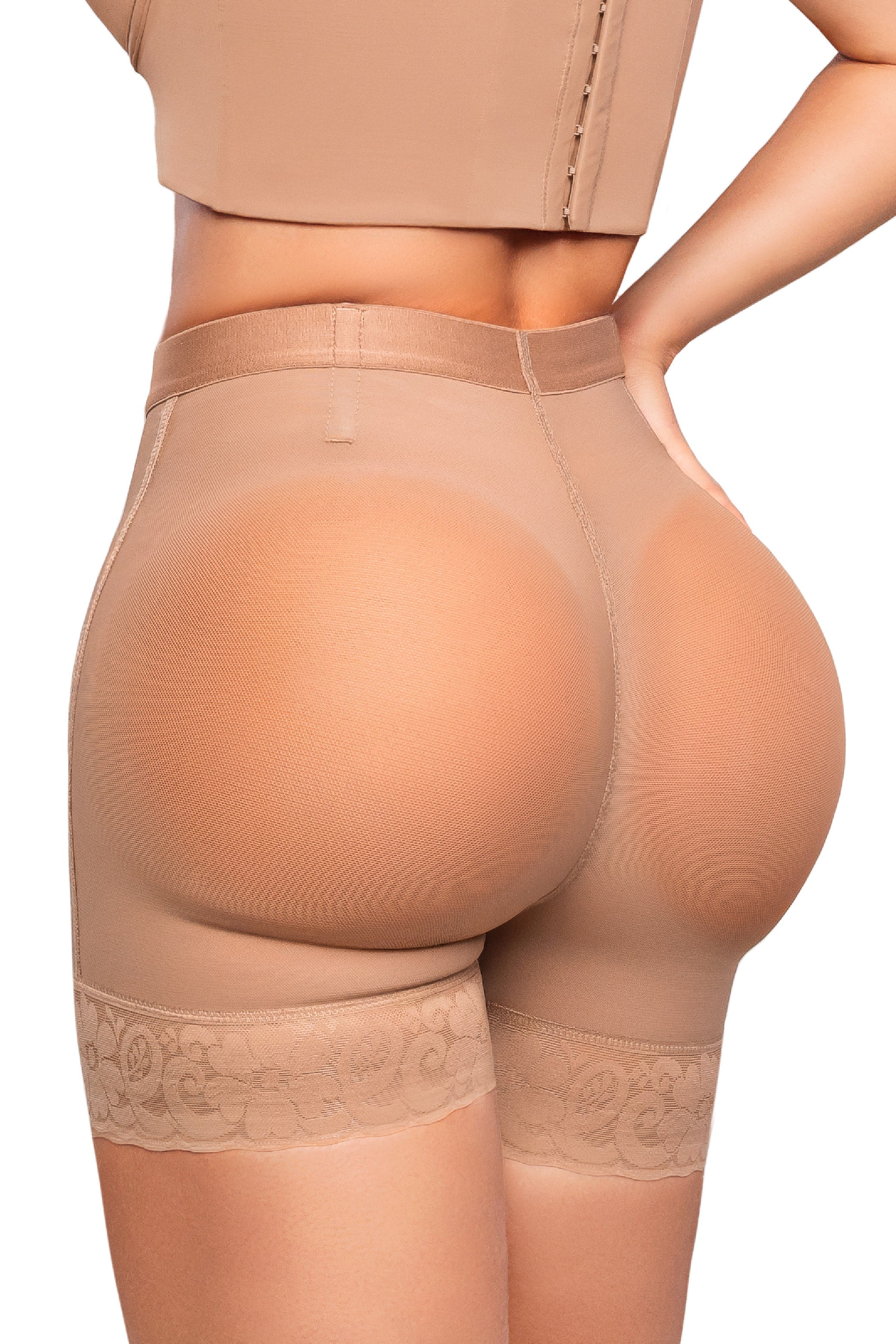 Panty ultrainvisible con encaje, triple realce en glúteos y control bajo disponible en varios tonos
