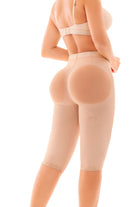 '- Panty moldeador largo SMI04002 con control progresivo
- Detalle de encaje siliconado en piernas del panty SMI04002
- Vista posterior sin costuras visibles del panty REFINADA