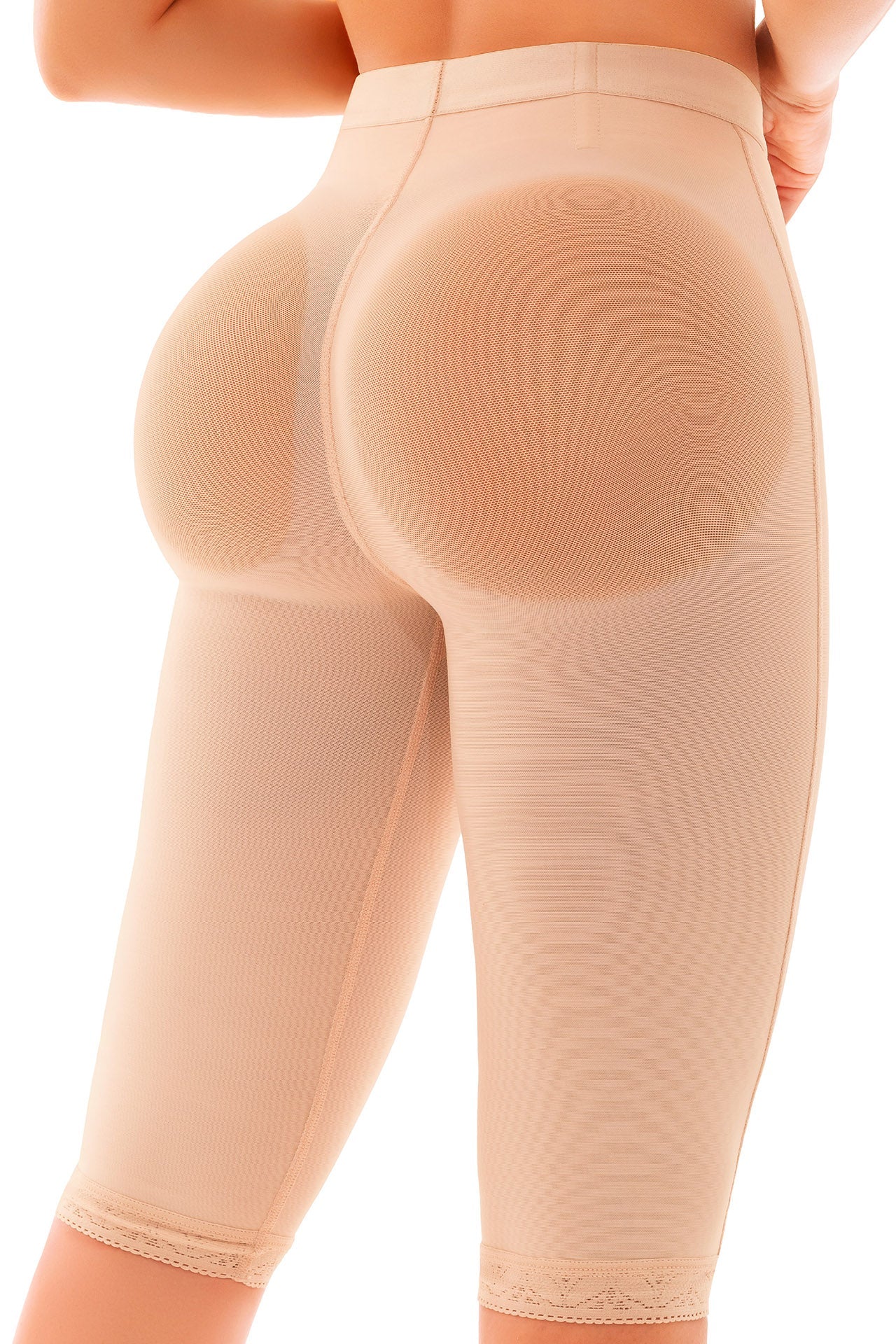 '- Panty moldeador largo SMI04002 con control progresivo
- Detalle de encaje siliconado en piernas del panty SMI04002
- Vista posterior sin costuras visibles del panty REFINADA