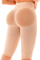 '- Panty moldeador largo SMI04002 con control progresivo
- Detalle de encaje siliconado en piernas del panty SMI04002
- Vista posterior sin costuras visibles del panty REFINADA