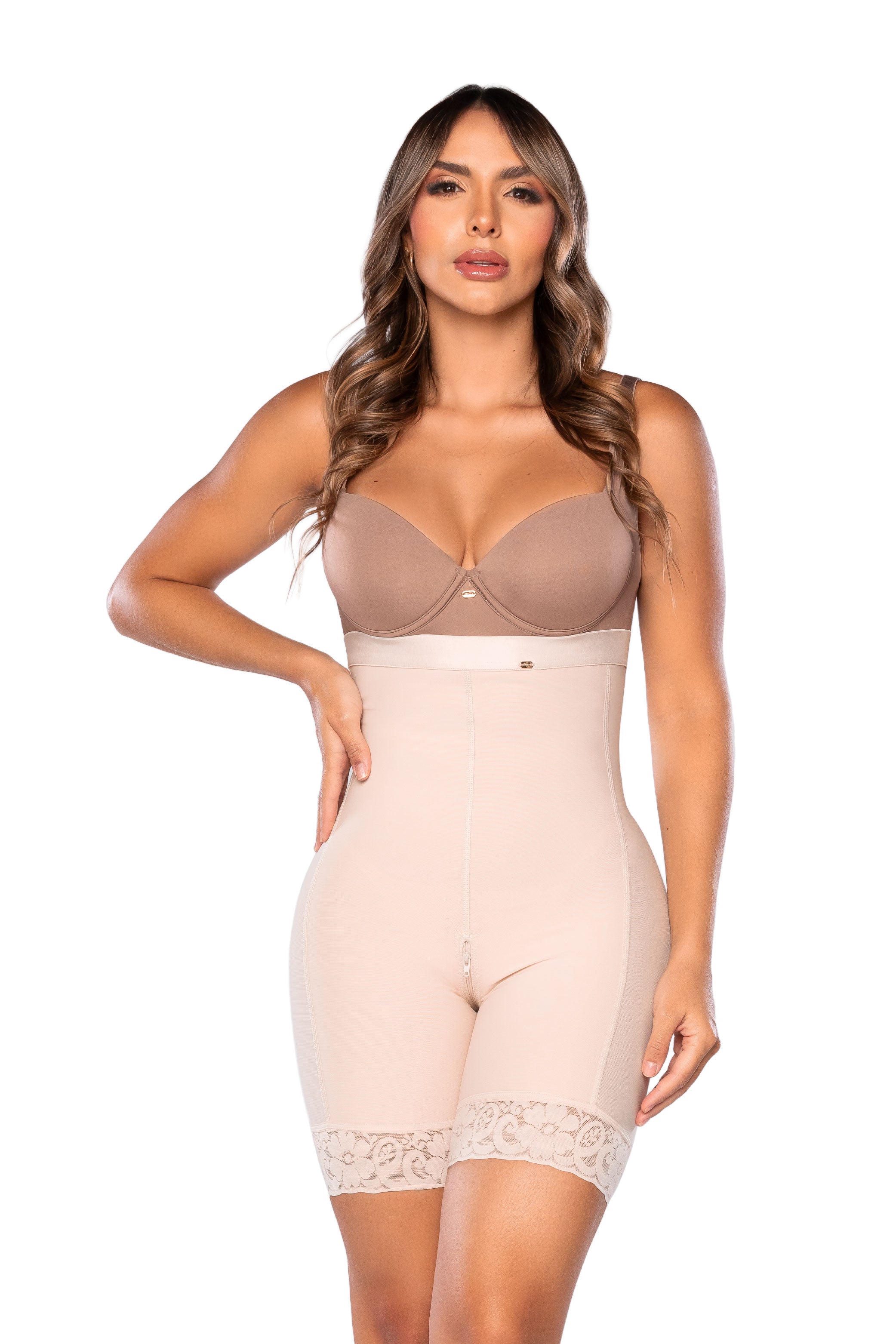 '- Panty tipo short SMI04004 DISCRETA con realce natural
- Vista posterior del panty Ultrainvisible SMI04004 con cierre perineal
- Detalle de talle alto, encaje siliconado y ajuste anatómico del SMI04004
