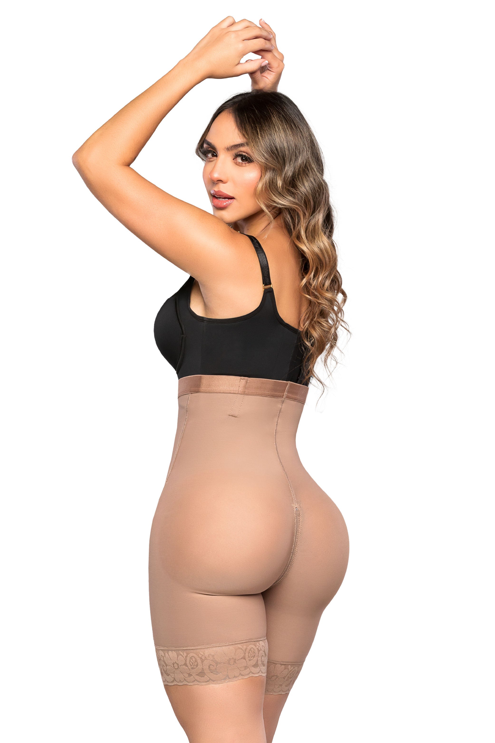'- Panty tipo short SMI04004 DISCRETA con realce natural
- Vista posterior del panty Ultrainvisible SMI04004 con cierre perineal
- Detalle de talle alto, encaje siliconado y ajuste anatómico del SMI04004
