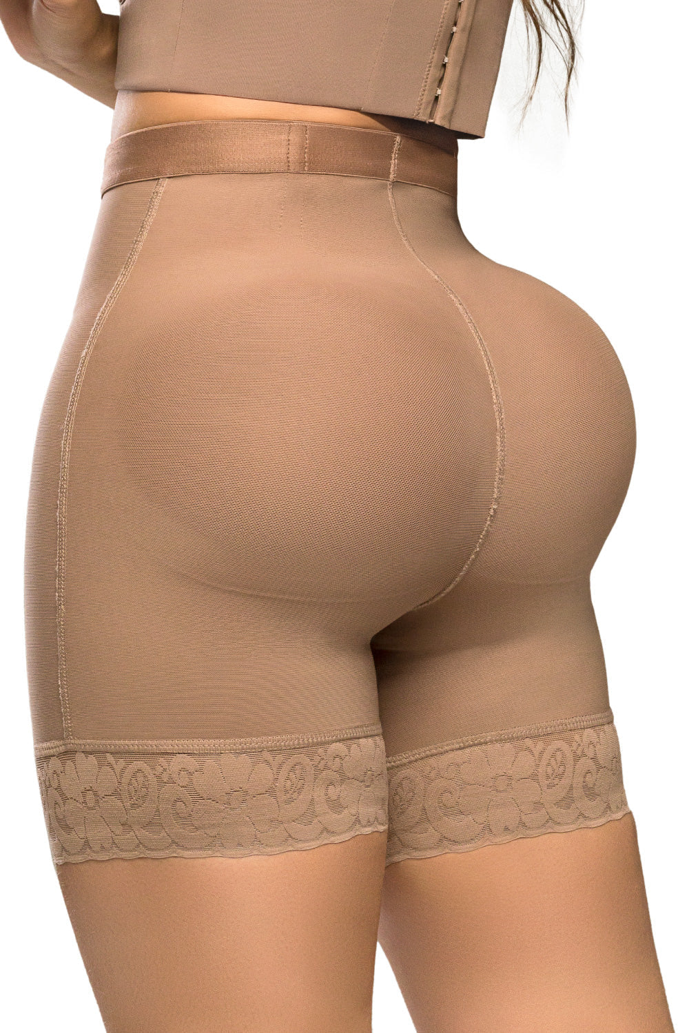 '- Panty SMI04024 Ultrainvisible con triple realce y talle medio
- Vista posterior del panty moldeador media pierna SMI04024
- Detalle de encaje en piernas y compresión abdominal del SMI04024
