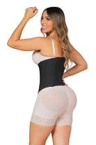 '- Cinturilla SMI2027 con efecto reloj de arena y ajuste de 4 niveles
- Vista frontal de cinturilla moldeadora con doble refuerzo y varillas
- Detalle de placa decorativa y costuras reforzadas en la SMI2027
