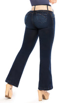 Jean push up colombiano bootcut azul oscuro con pretina beige ancha y realce de glúteos natural