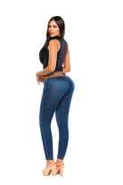 Jean skinny push up azul medio con tirantes decorativos y pretina baja que realza los glúteos