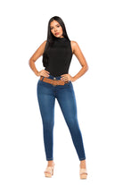 Jean skinny push up azul medio con tirantes decorativos y pretina baja que realza los glúteos