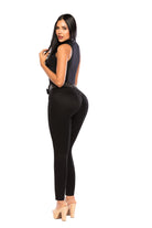 Jean push up negro skinny con pretina alta y correa ancha texturizada que estiliza y realza los glúteos