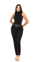 Jean push up negro skinny con pretina alta y correa ancha texturizada que estiliza y realza los glúteos