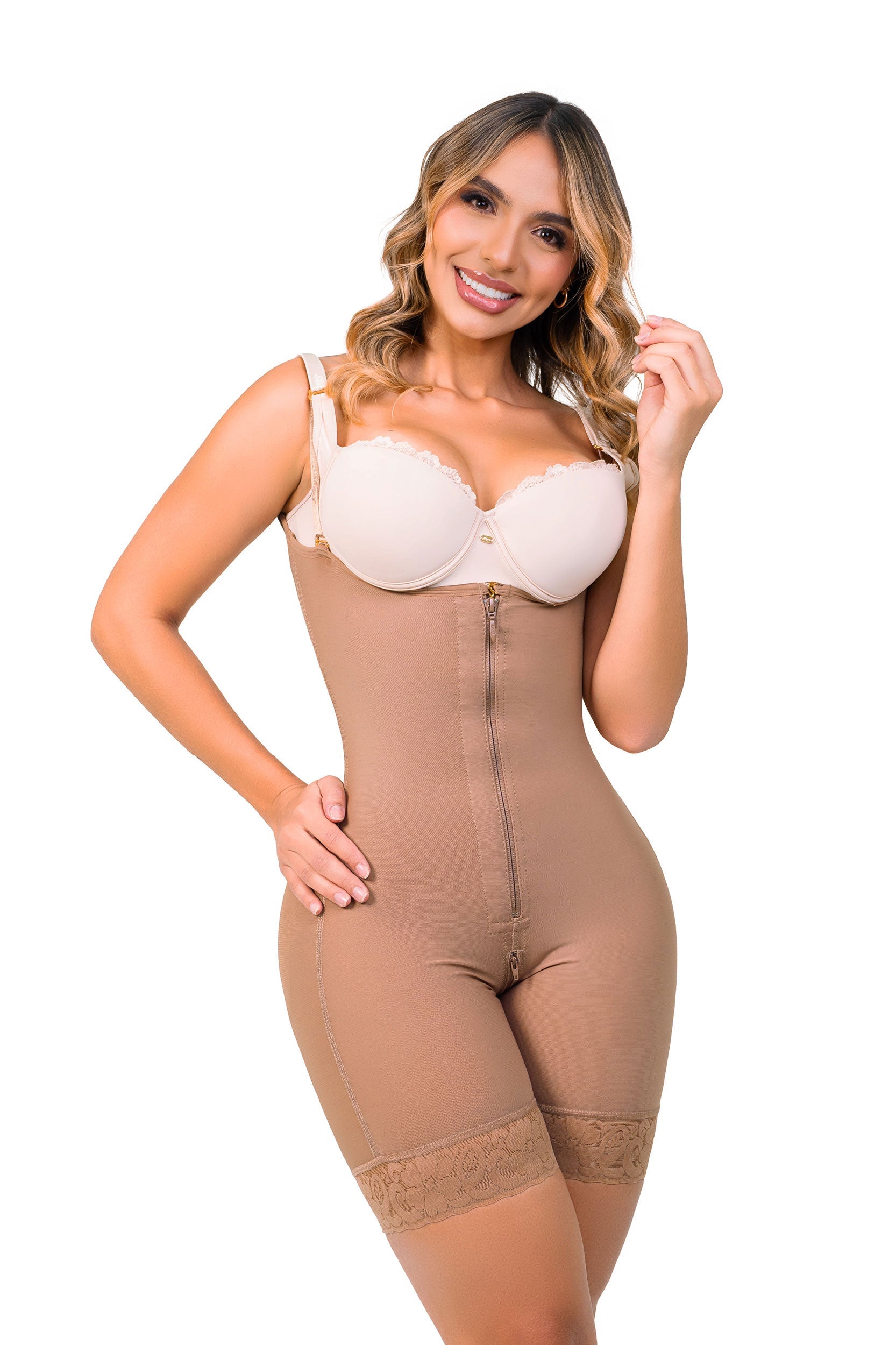 Faja moldeadora La Esbelta en color negro, con tela Ultrainvisible y ajuste ergonómico que estiliza la figura sin marcarse en la ropa.