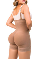 '- Faja corta SMI7136 ENCANTO strapless con cierre lateral
- Vista lateral de compresión abdominal y diseño postparto
- Detalle de estructura invisible con tanga de regalo incluida
