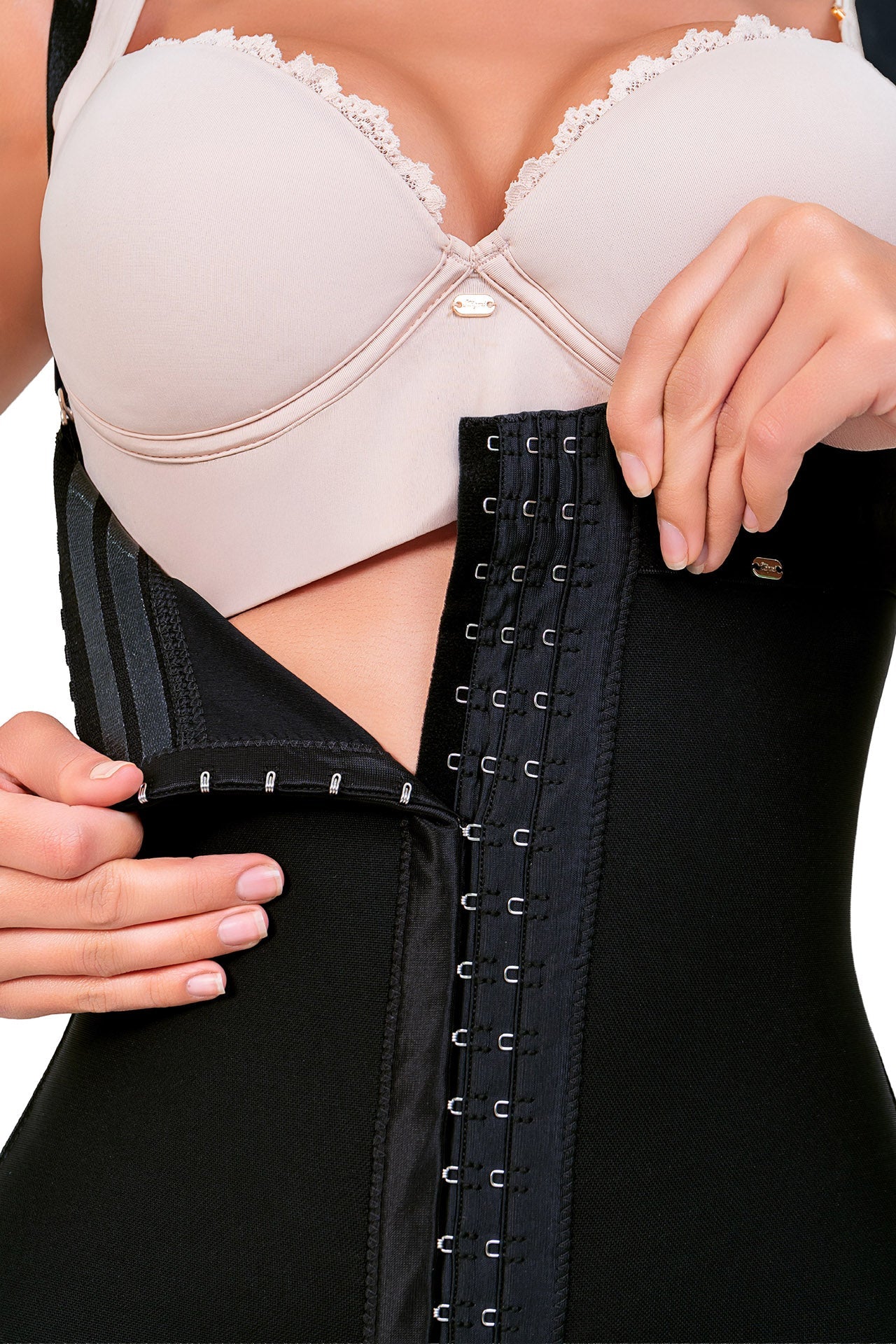 - Faja SMI7137 corta strapless con efecto lifting y 3 niveles de ajuste
- Detalle del soporte lateral y broches progresivos de la faja SMI7137
- Vista posterior con diseño Ultrainvisible y panty de regalo incluido