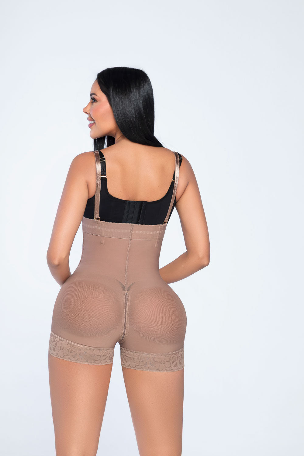 Faja Ultrainvisible strapless Stagmi SMI7151 con cierre frontal, soporte lateral y realce de glúteos – Tanga incluida y cierre perineal