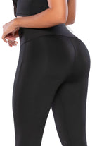 '- Leggings SMI0079 ESSENTIALS con faja interna y efecto lifting
- Vista lateral con tiro alto y tecnología Ultrainvisible
- Detalle posterior con levantamiento natural y pretina moldeadora
