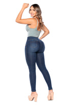 jean skinny con levanta cola, jean con cintura alta que moldea, pantalón que realza glúteos, jean con botones y bolsillos cómodos, jean con pretina en forma de corazón, jean que ajusta sin apretar