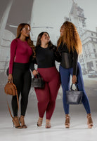 Mujeres usando Basic Seam Free Body en un look casual moderno, resaltando estilo y comodidad. Body Sin costura