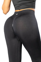 Legging Seamfree SMI1384 sin costuras efecto segunda piel
Detalle posterior de legging Seamfree con realce de glúteos
Tejido transpirable y ajuste cómodo del legging Seamfree SMI1384
