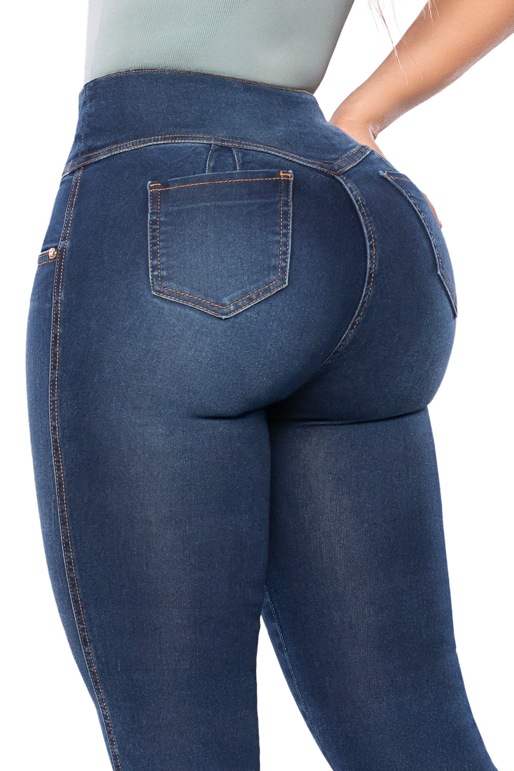 jean skinny con levanta cola, jean con cintura alta que moldea, pantalón que realza glúteos, jean con botones y bolsillos cómodos, jean con pretina en forma de corazón, jean que ajusta sin apretar