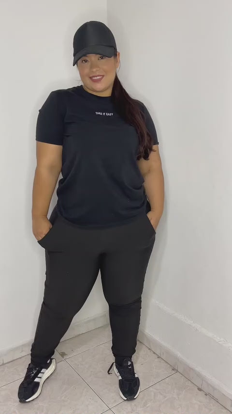 - Leggings SMI0079 ESSENTIALS con faja interna y efecto lifting
- Vista lateral con tiro alto y tecnología Ultrainvisible
- Detalle posterior con levantamiento natural y pretina moldeadora
